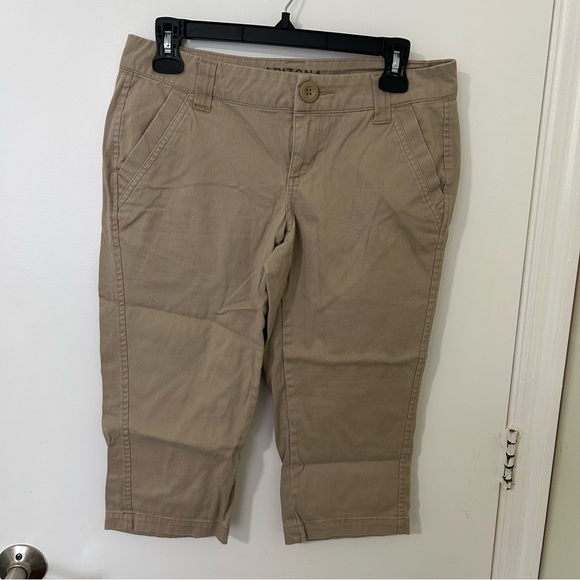 Arizona Jean Company Pants - Arizona Jean Company Women's Tan Beige Khaki Capri Bermuda Shorts Size 5 Juniors